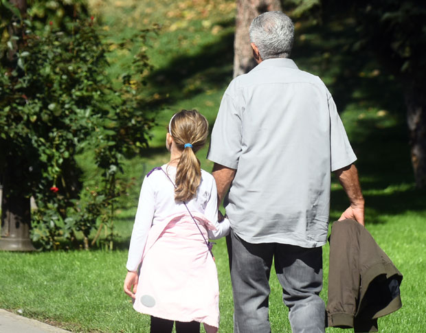 КО ВАСПИТАВА ДЕЦУ: Баке и деке воле, родитељи брину